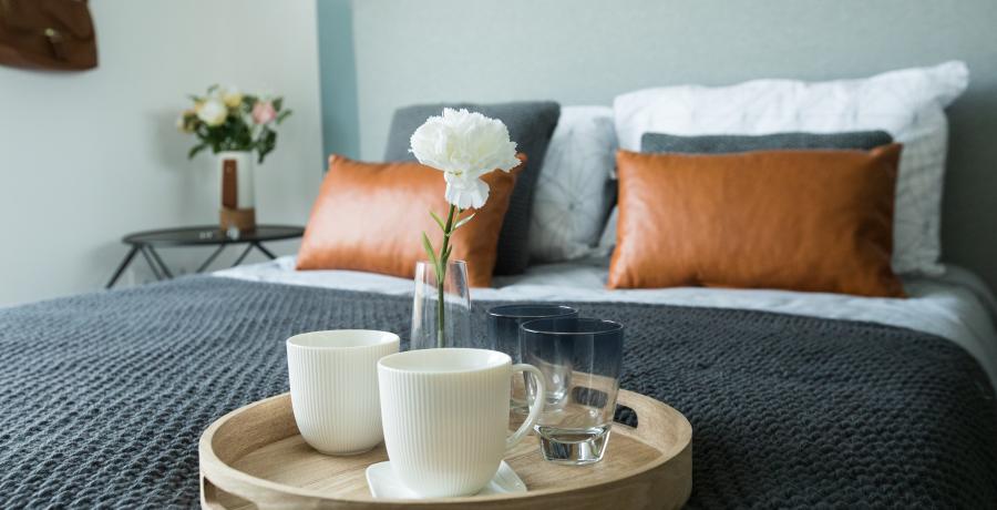  amenager-chambre-13m2-style-cocooning-astuces-tasses