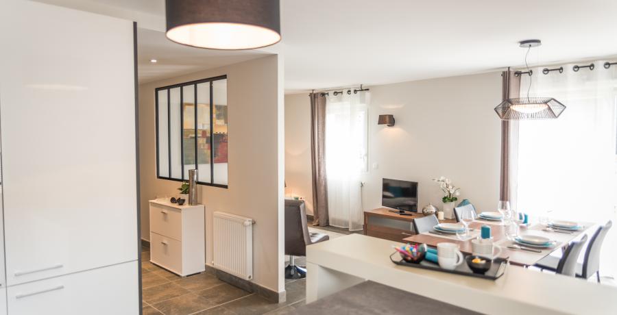 appartement duplex témoin à Saint-Andéol-le-Château - salon cuisine ouverte verrière