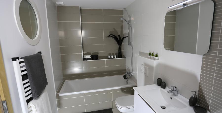 Programme immobilier neuf à Thônes : les Carrés de Vaunessin, Duplex-Jardin salle de bain