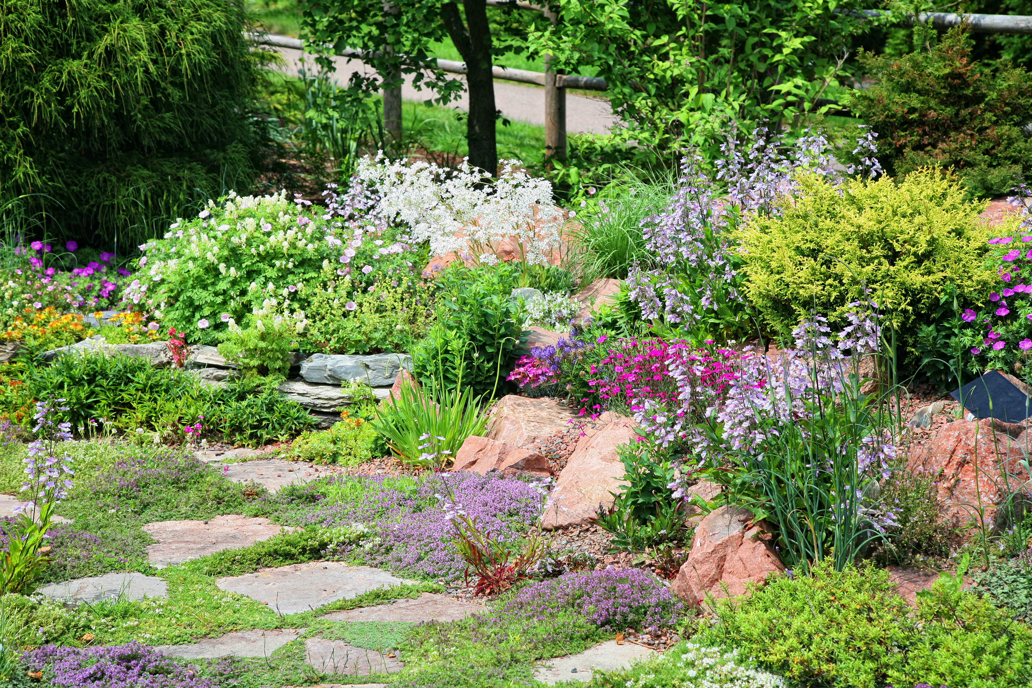 Créer une allée de jardin avec des bordures en pierre reconstituée