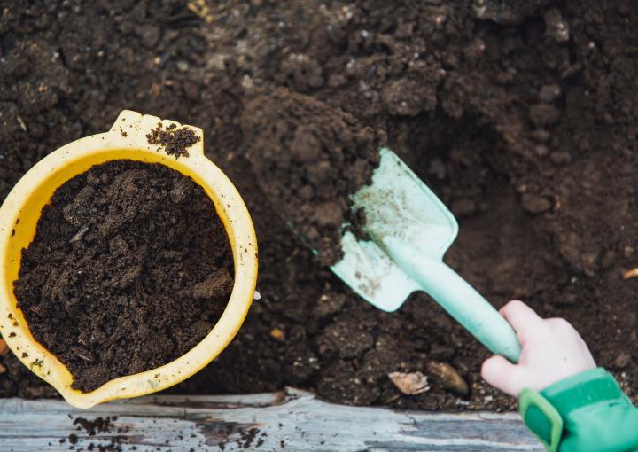 gestes-fabrication-compost-jardin